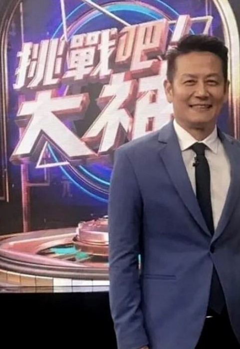 清秀大奶骚货淫声荡语撩骚互动坐骑假屌操逼_ - King-AV网海报